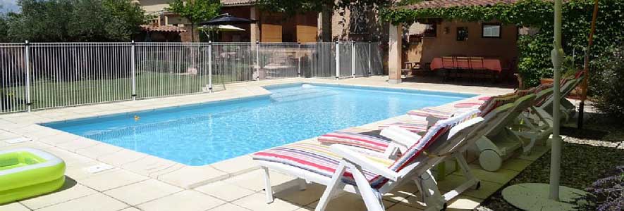 Une piscine dans le jardin aisance